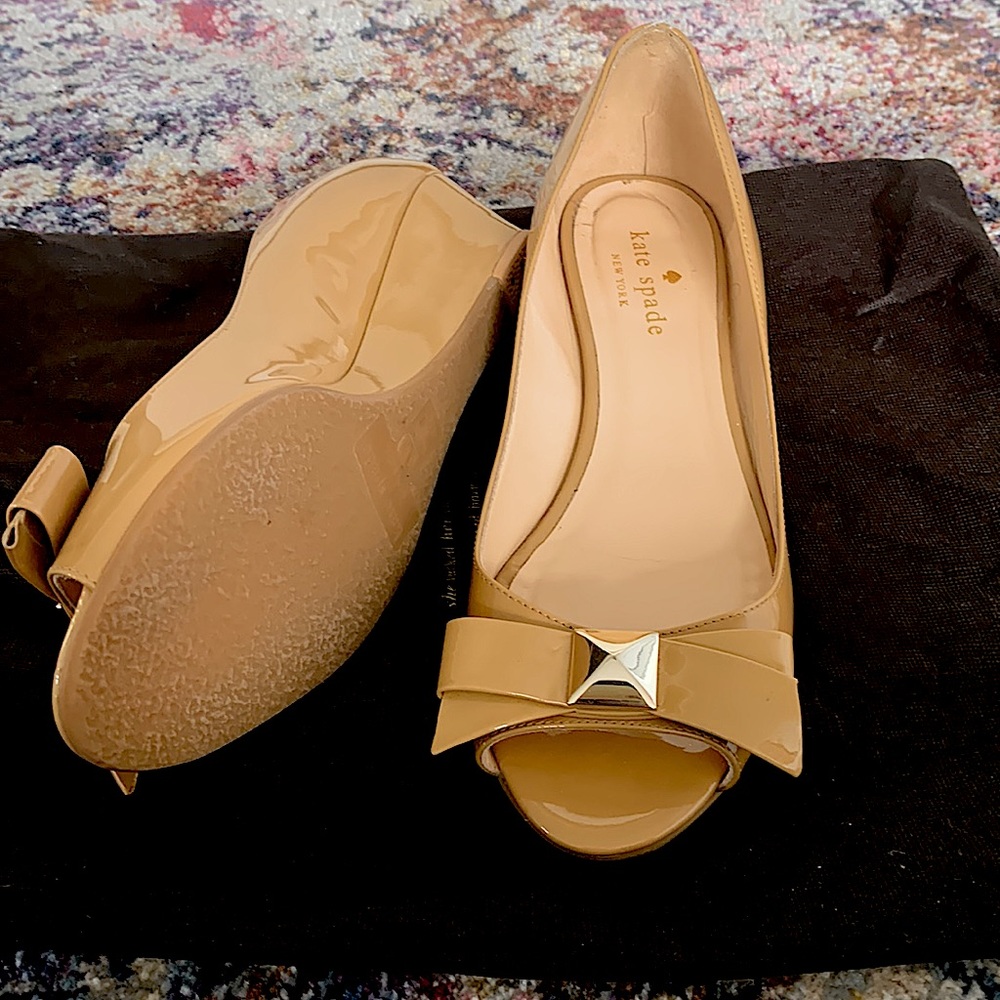 Kate Spade - nude patent leather wedge